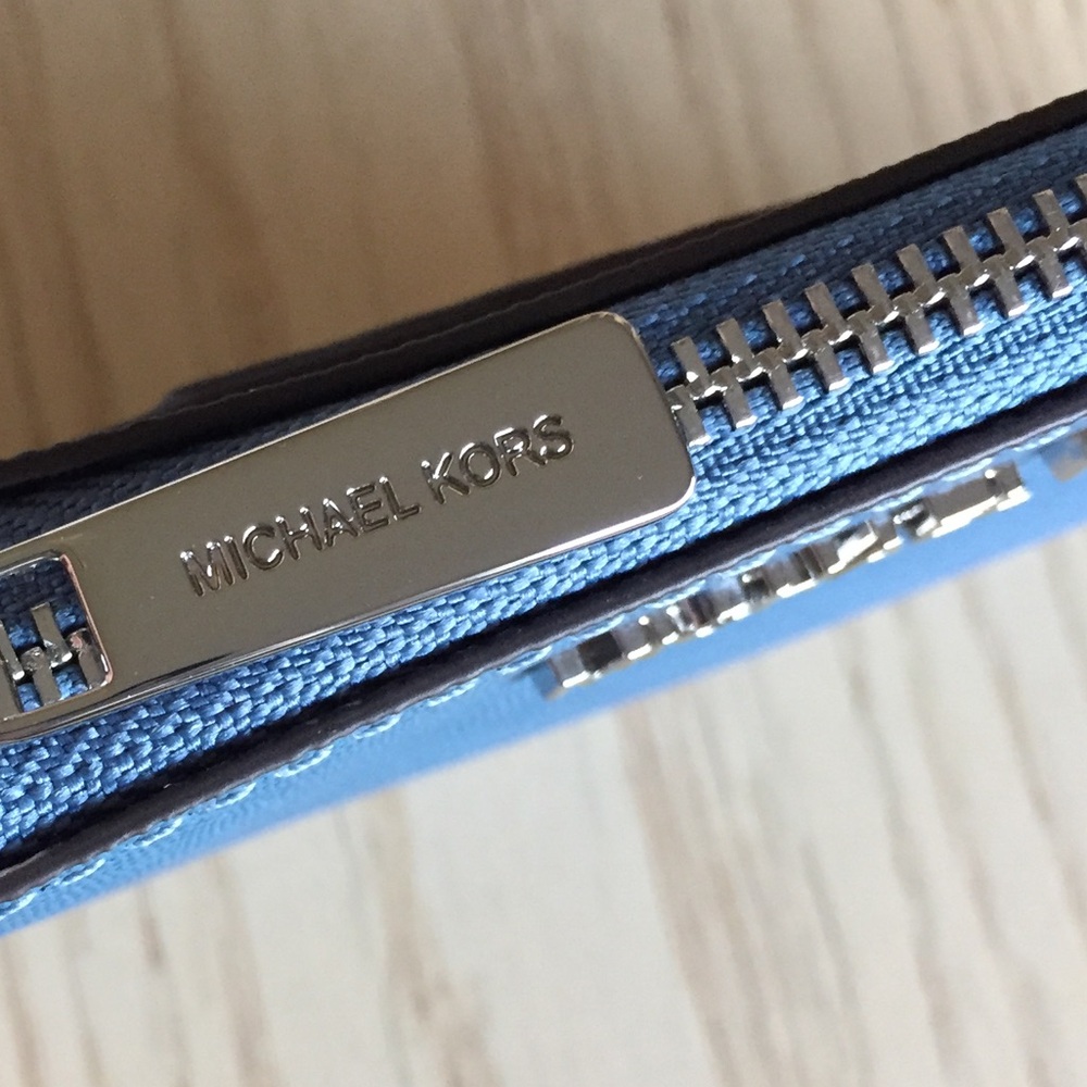 Michael Kors Cornflower Leather ID Coinpouch - Picture 5 of 9